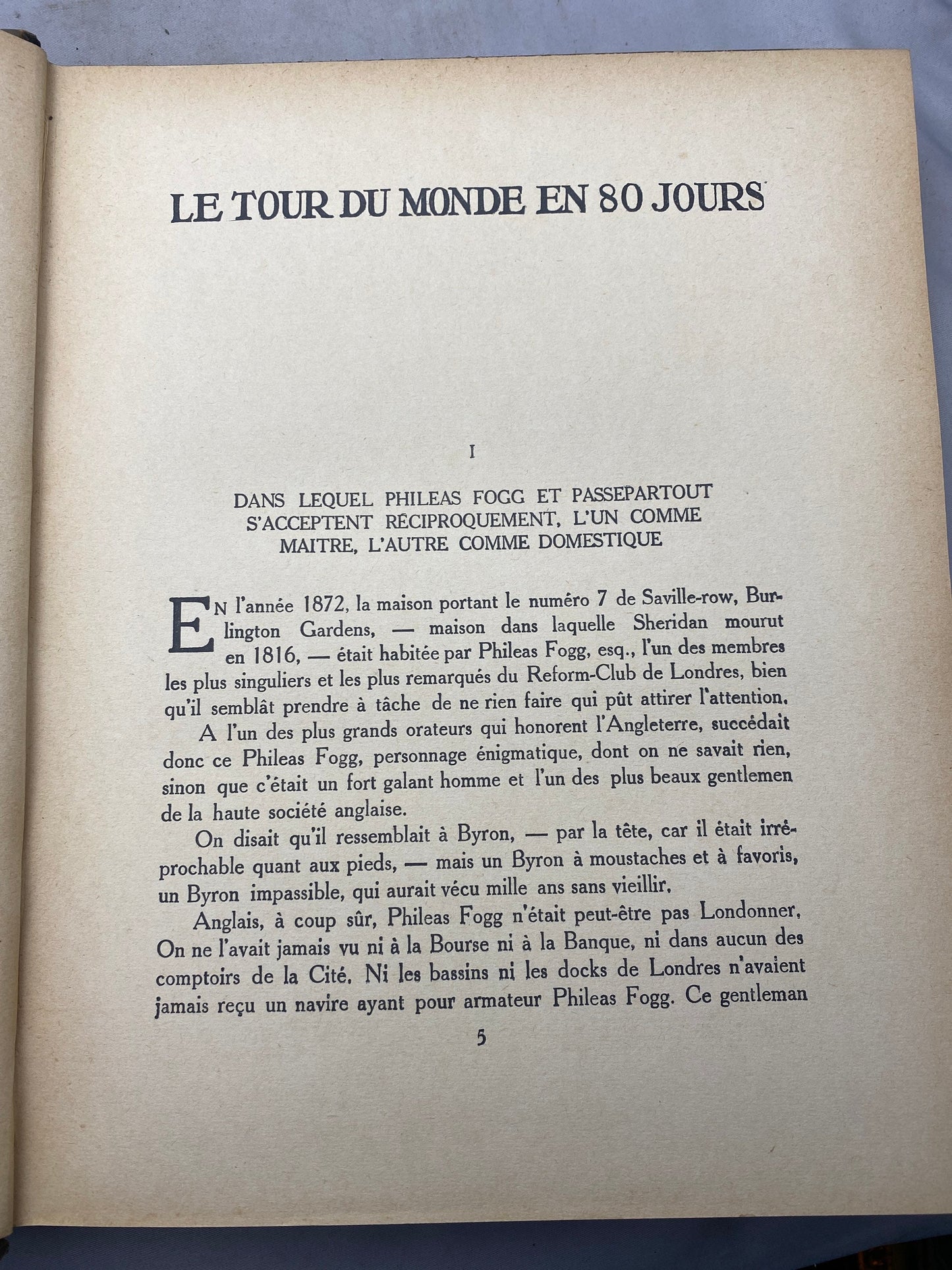 Jules Verne. Le Tour Du Monde En 80 Jours. Around The World In Days By Jules Verne. Libraire Hachette