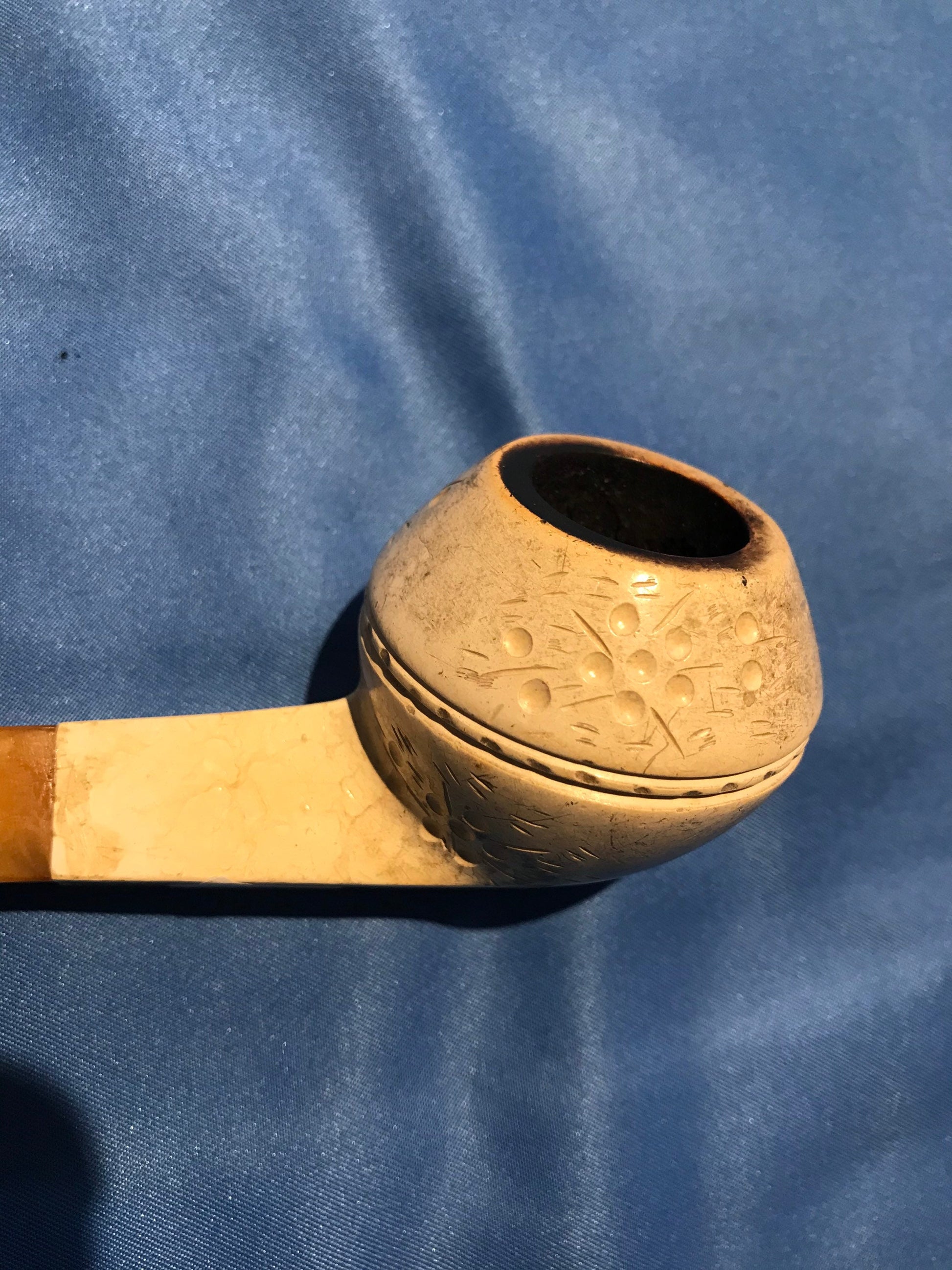 Vintage Bakelite Pipe With Delicate Design