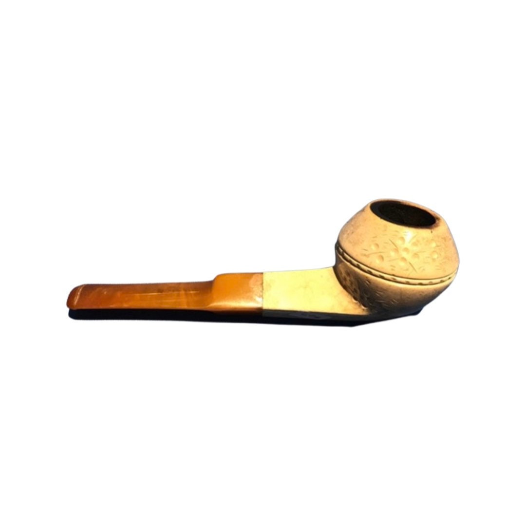 Vintage Bakelite Pipe With Delicate Design