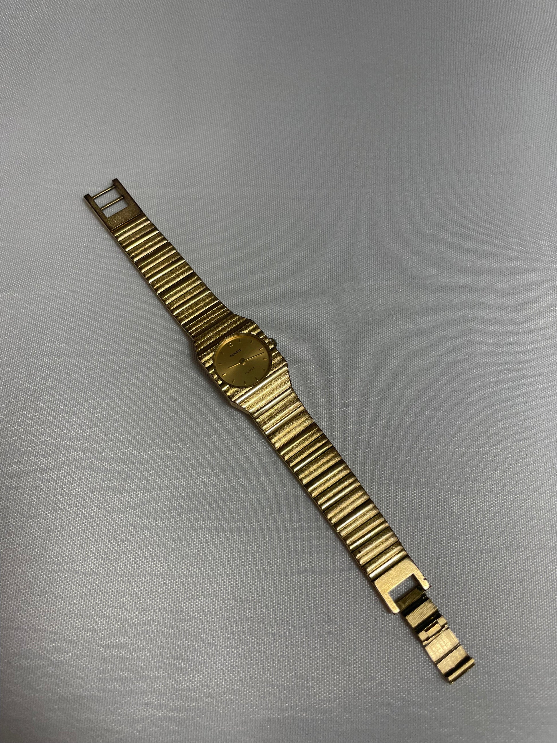 Vintage Consul Quartz Women's Watch, Retro Timepiece, Elegant Wristwatch, Classic Watch, Stylish Ladies Watch