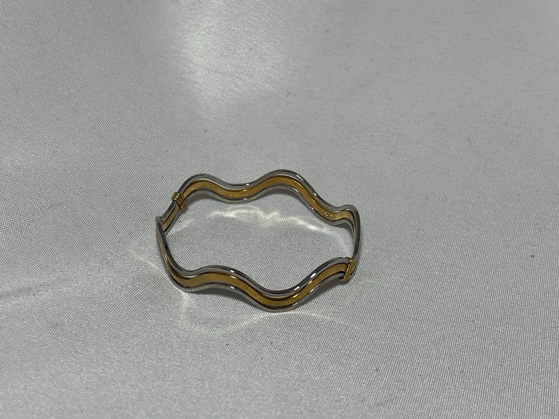 Avon Fashion Waves Bracelet in Silver Gold Tone, Trendy Bracelet, Adjustable Bangle, Fashion Accessory, Jewelry Gift