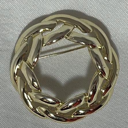 Vintage Gold Tone Wreath Brooch, Circular Brooch Pin, Classic Jewelry, Retro Brooch, Elegant Accessory