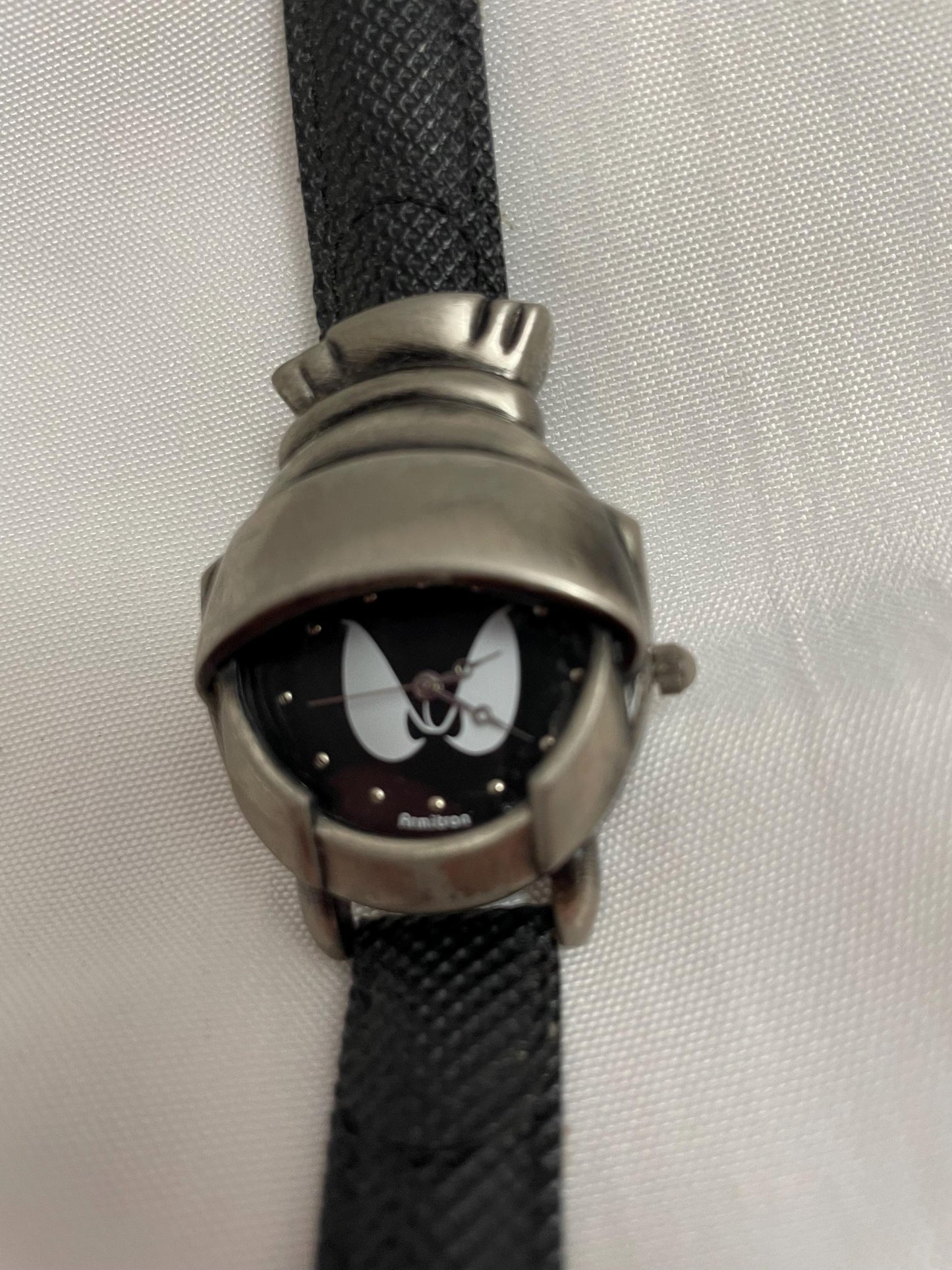 1997 Warner Bros. Looney Tunes Marvin the Martian Helmet wrist watch in working condition.