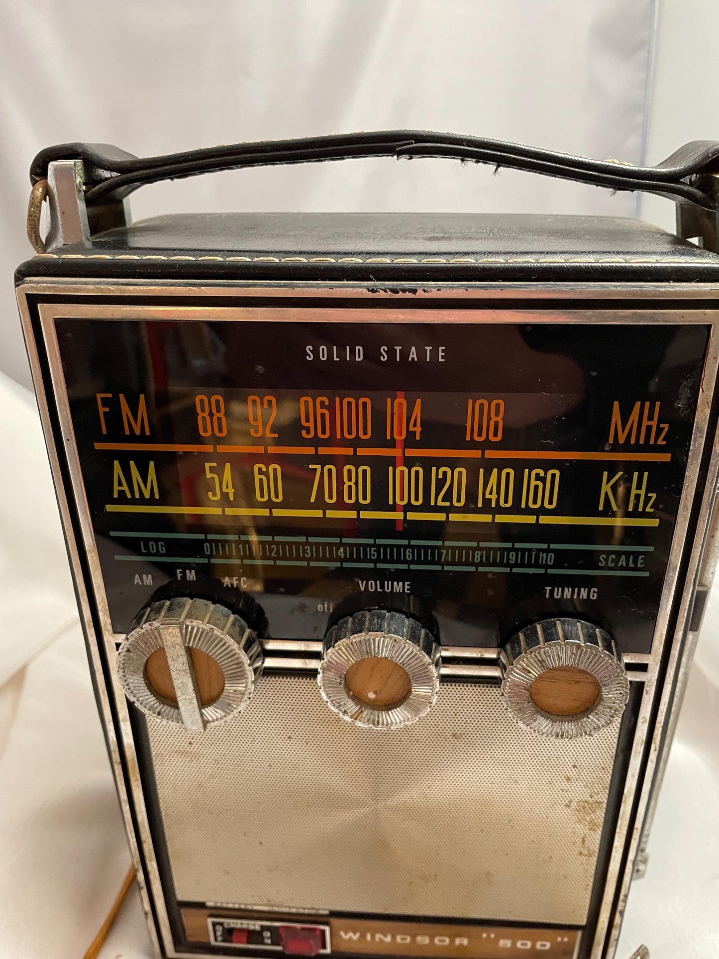 Working Vintage Windsor 500 solid state Am-Fm Transistor radio w/ Leather case.