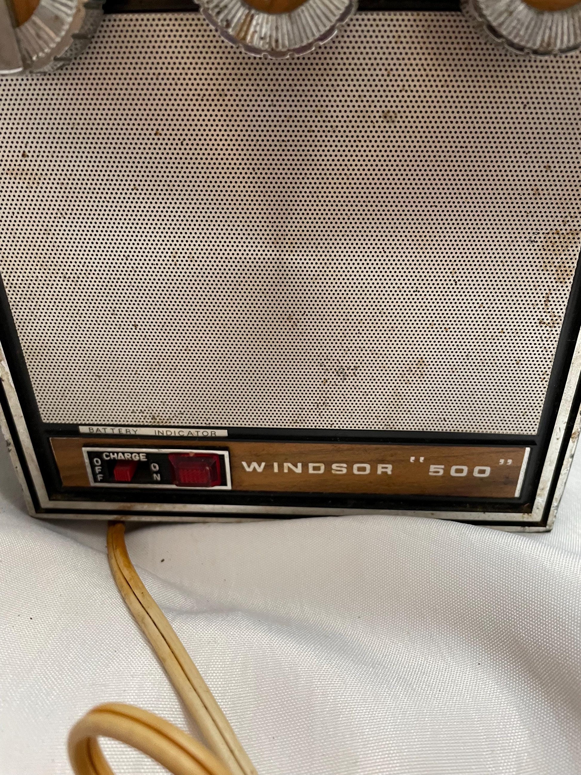 Working Vintage Windsor 500 solid state Am-Fm Transistor radio w/ Leather case.