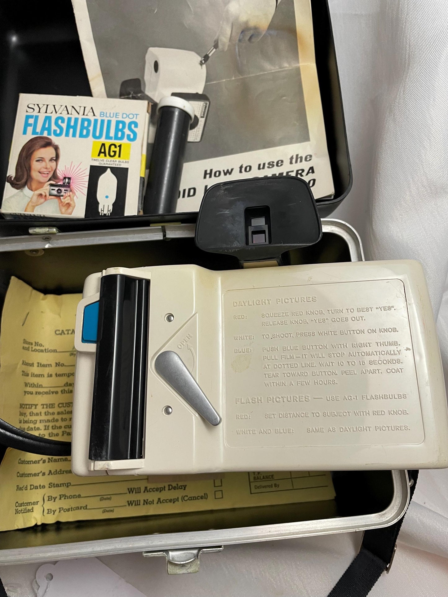 Vintage Polaroid Swinger model 20 Land camera w/ case, instructions and extra flashbulbs.