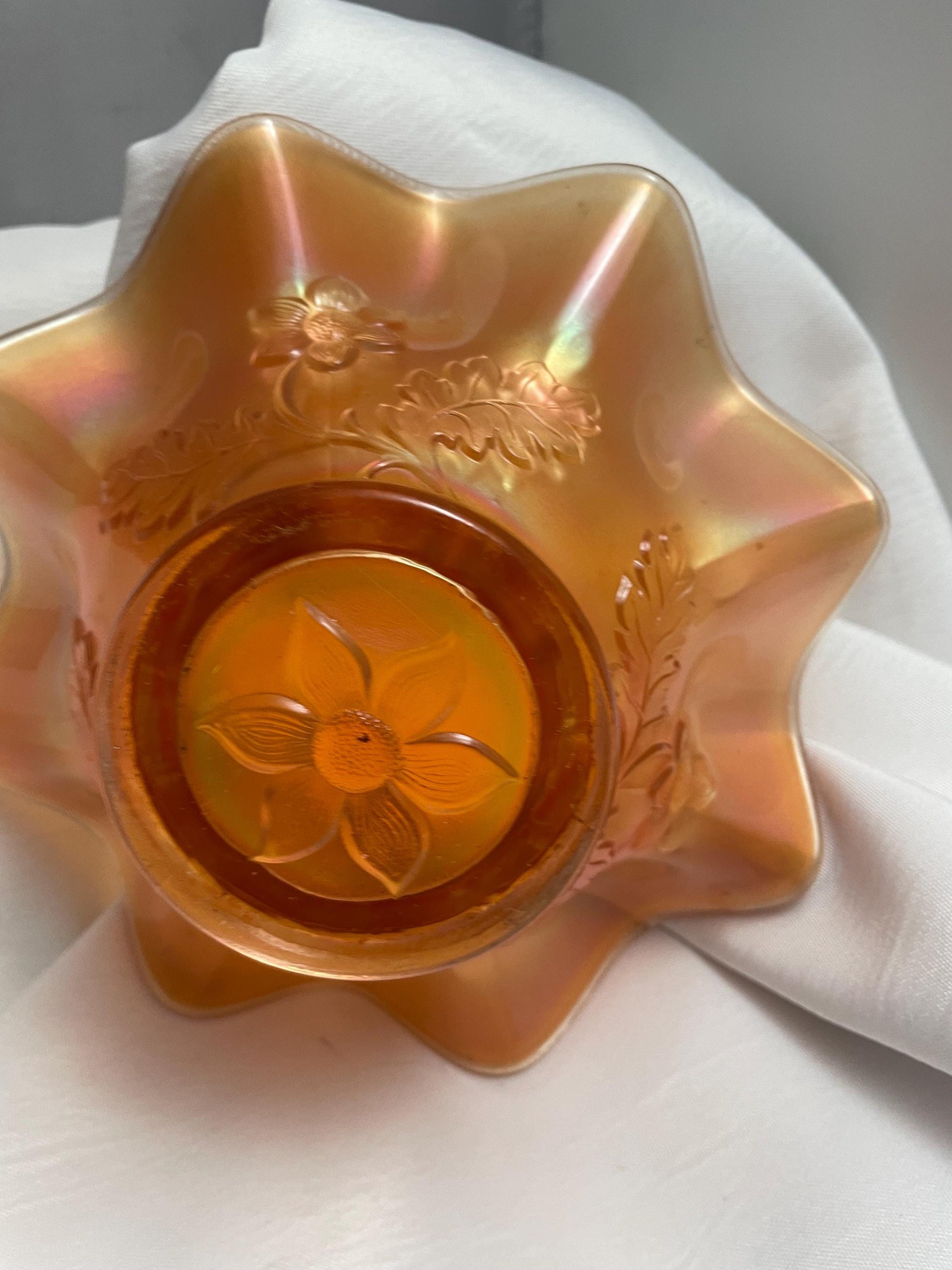 Vintage Marigold Carnival glass Bowl w/ Daisy trim.