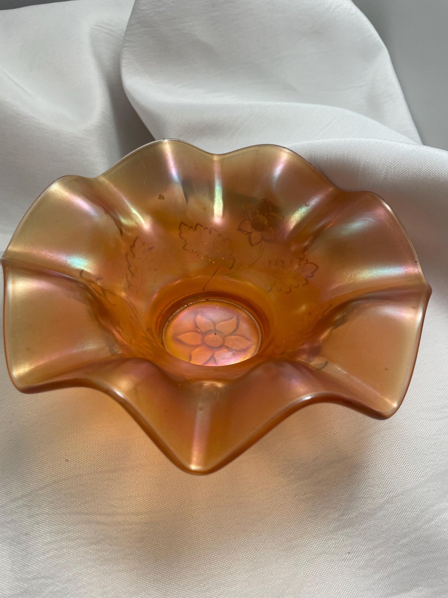 Vintage Marigold Carnival glass Bowl w/ Daisy trim.