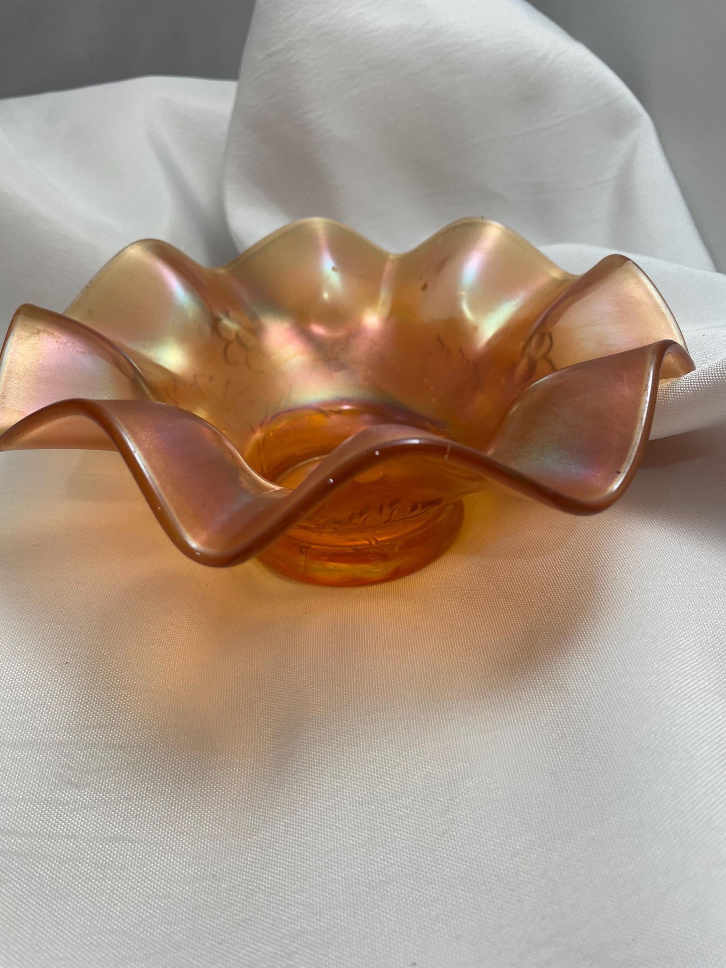 Vintage Marigold Carnival glass Bowl w/ Daisy trim.