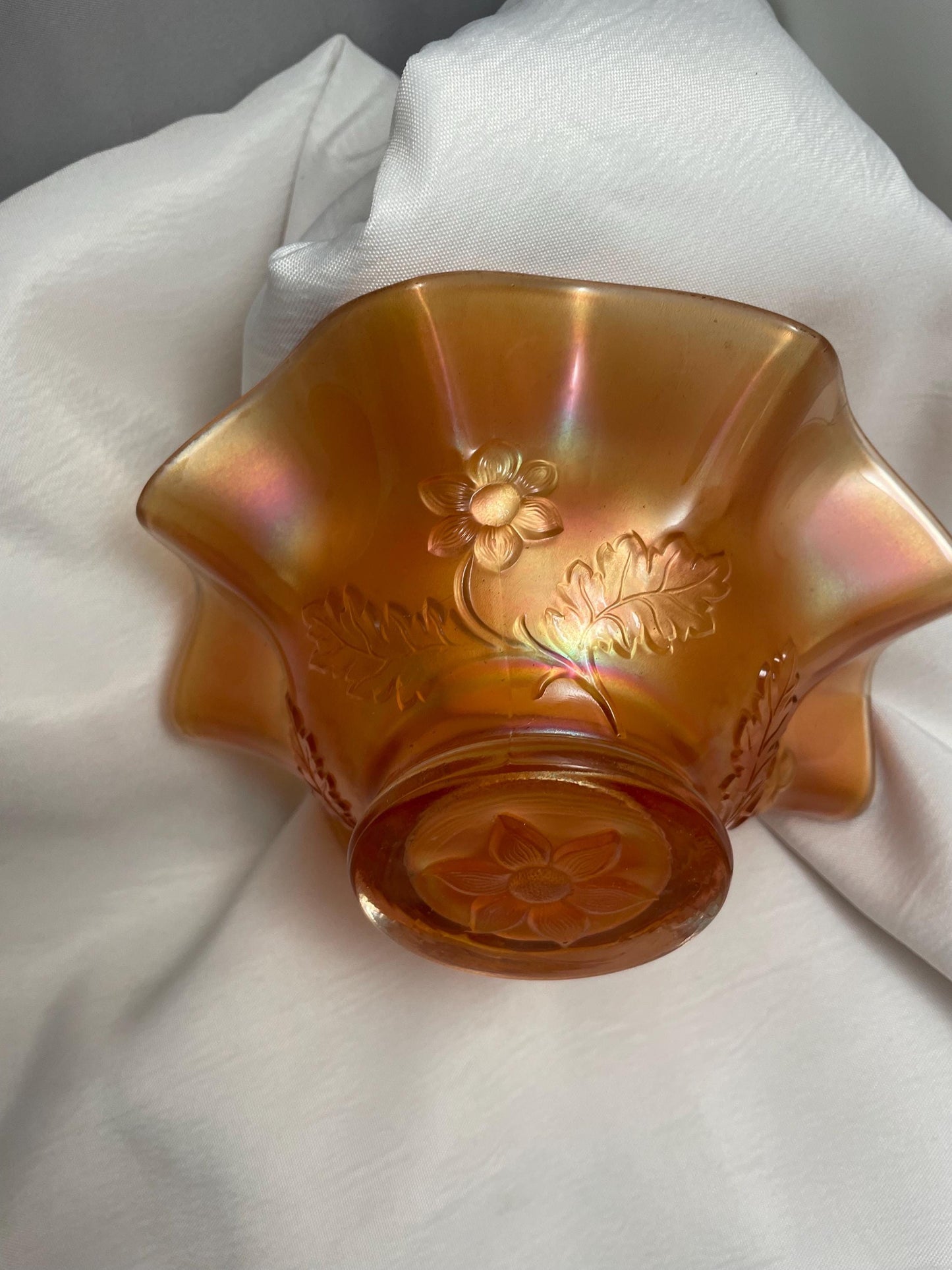 Vintage Marigold Carnival glass Bowl w/ Daisy trim.