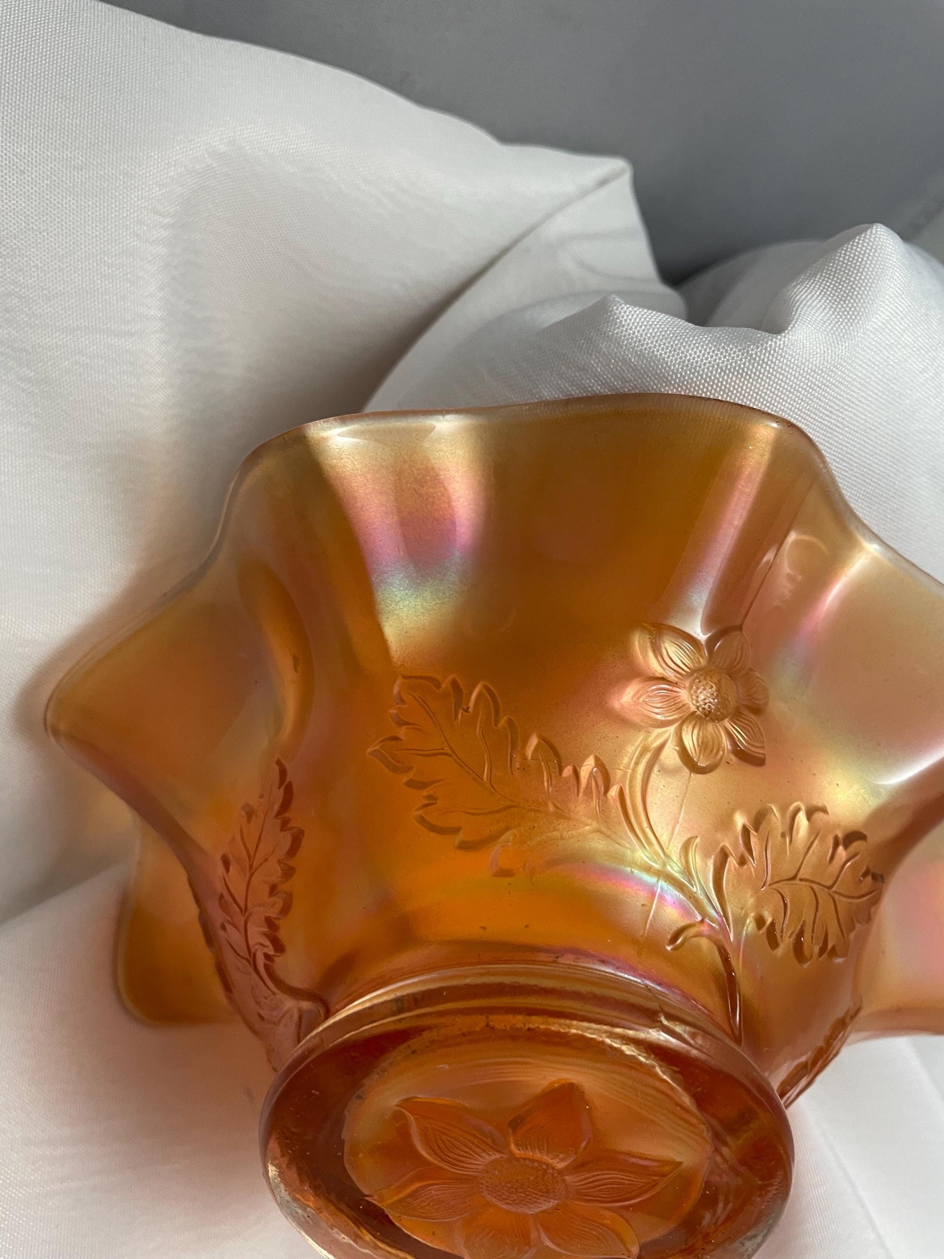 Vintage Marigold Carnival glass Bowl w/ Daisy trim.