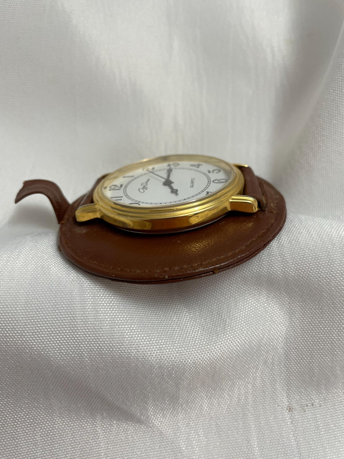 Vintage Oggi Domani Accessory wrist watch. gold. Genuine Cowhide Leather mounted. unable to determine if it works.