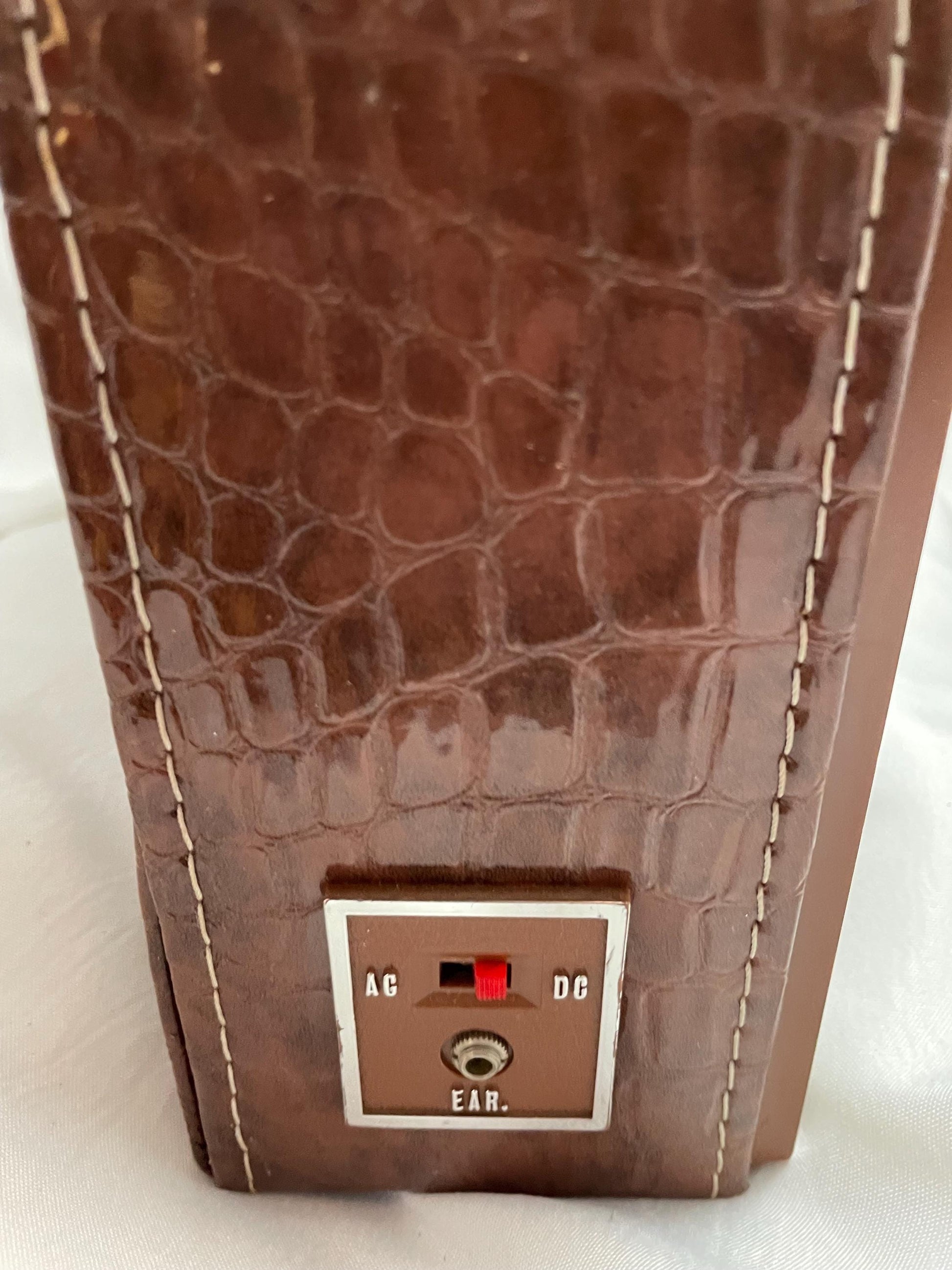 Vintage Robin Battery-Electric Am-Fm transistor radio w/crocodile leather look. Working.