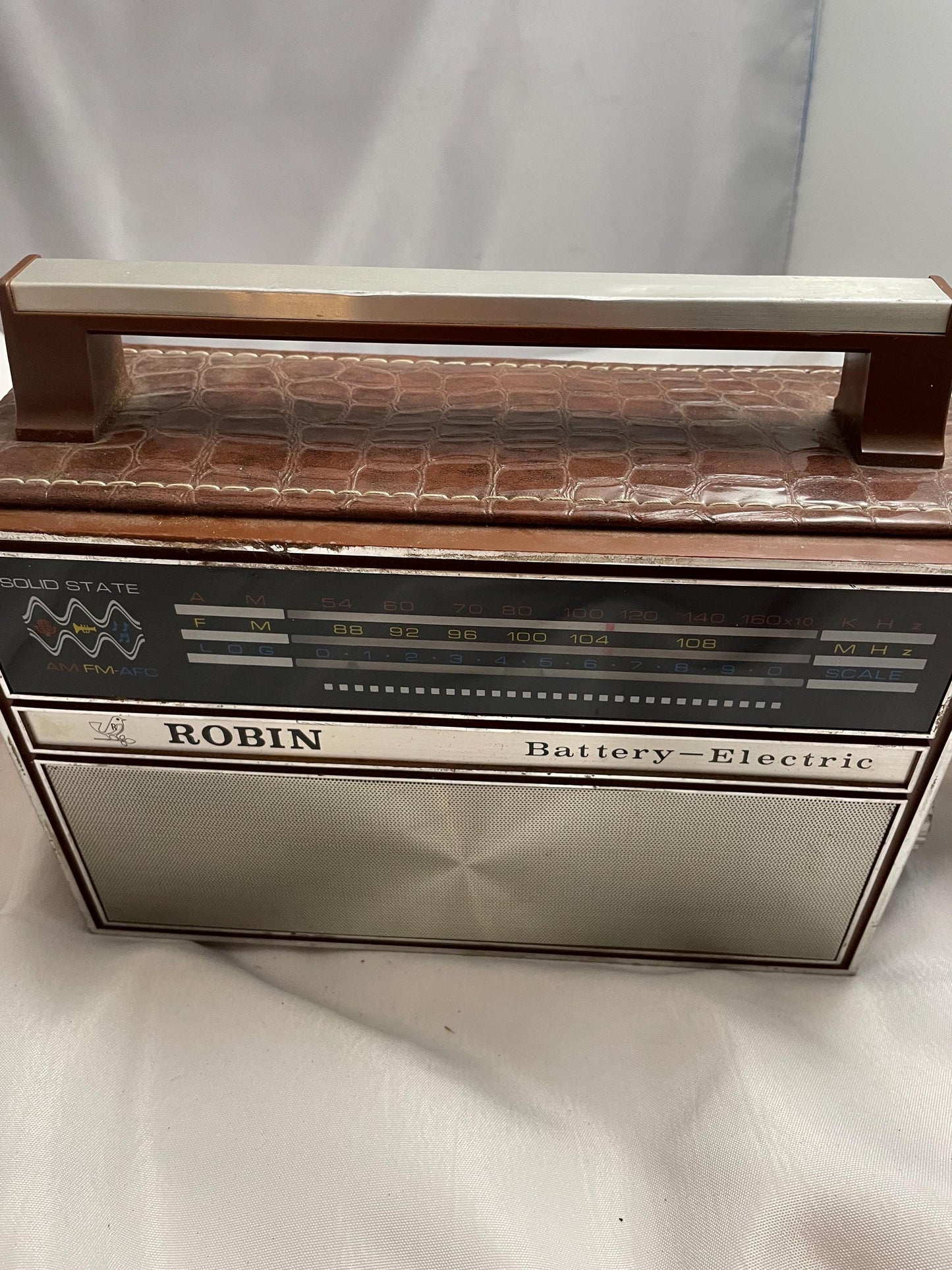 Vintage Robin Battery-Electric Am-Fm transistor radio w/crocodile leather look. Working.