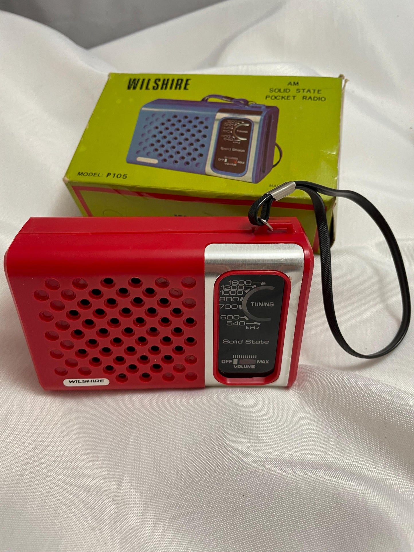 Vintage Willshire solid state Am pocket radio. in box with strap