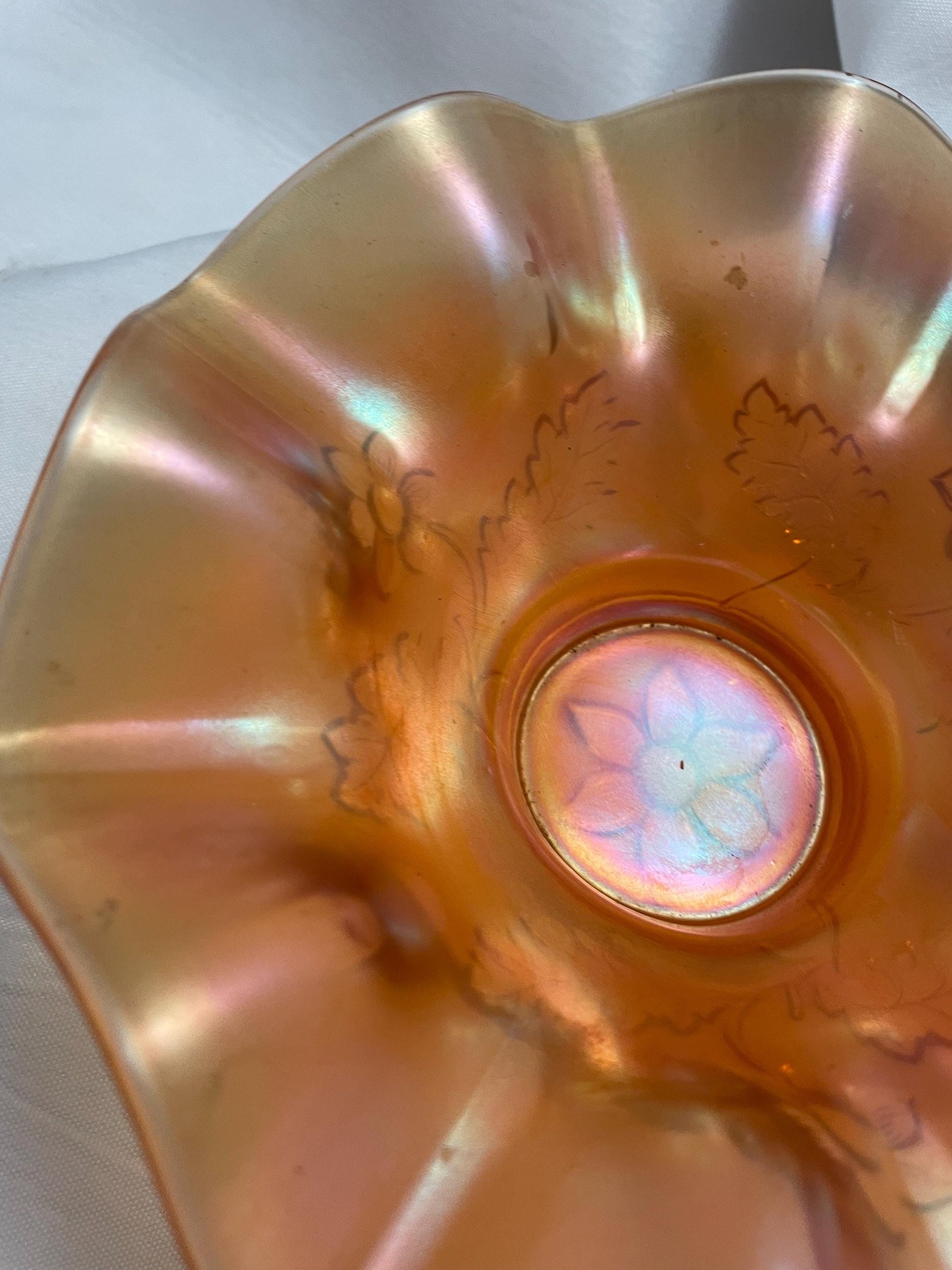 Vintage Marigold Carnival glass Bowl w/ Daisy trim.