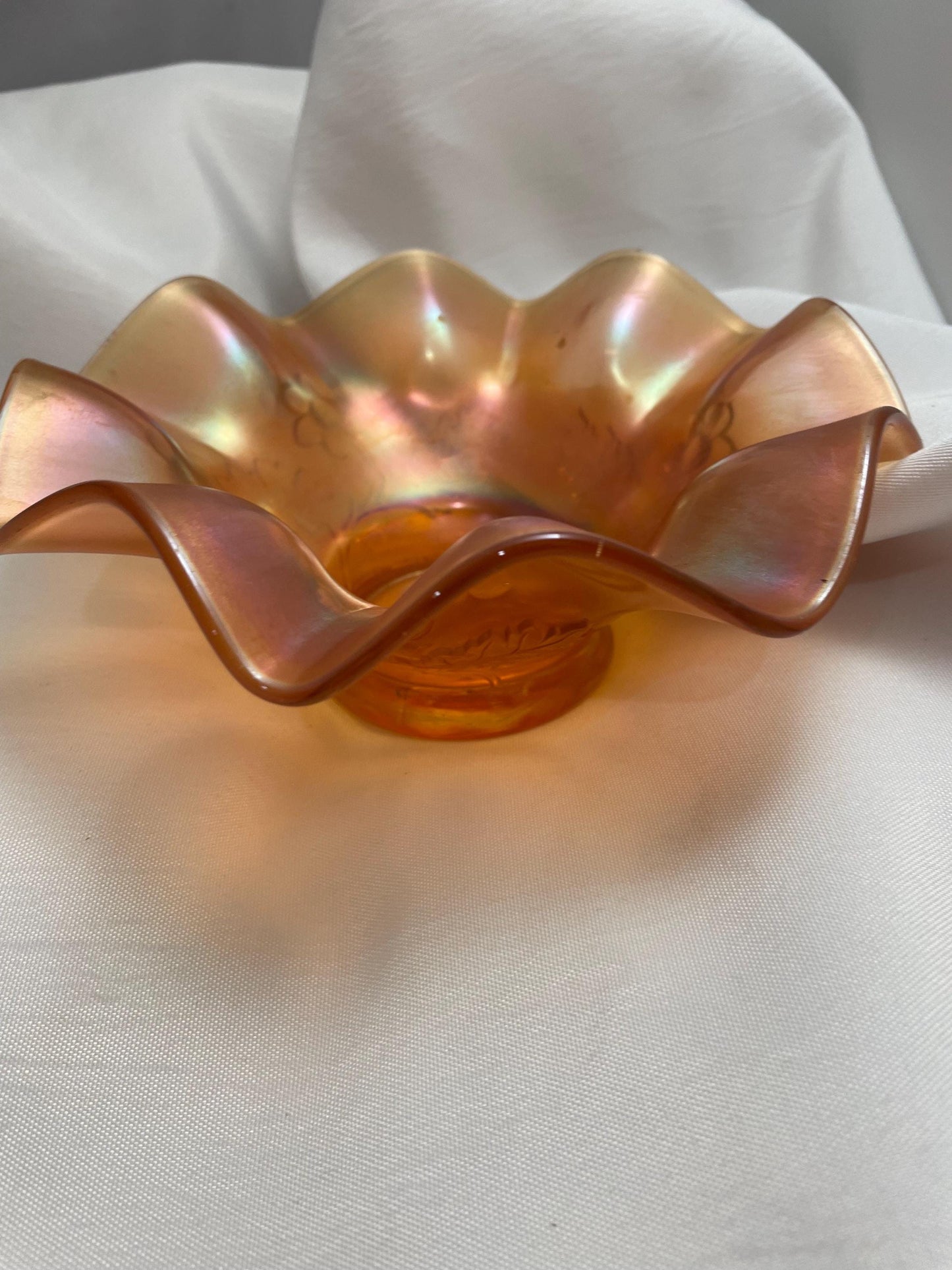 Vintage Marigold Carnival glass Bowl w/ Daisy trim.