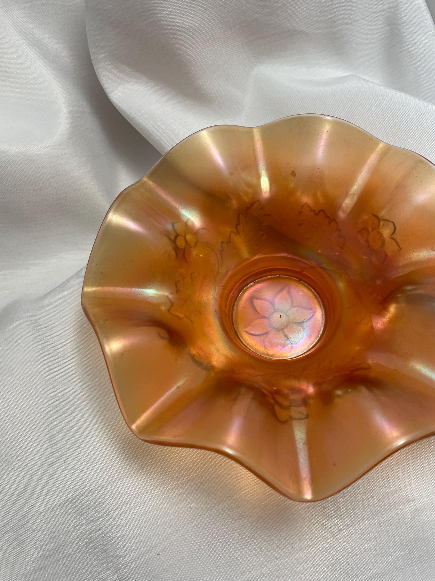 Vintage Marigold Carnival glass Bowl w/ Daisy trim.