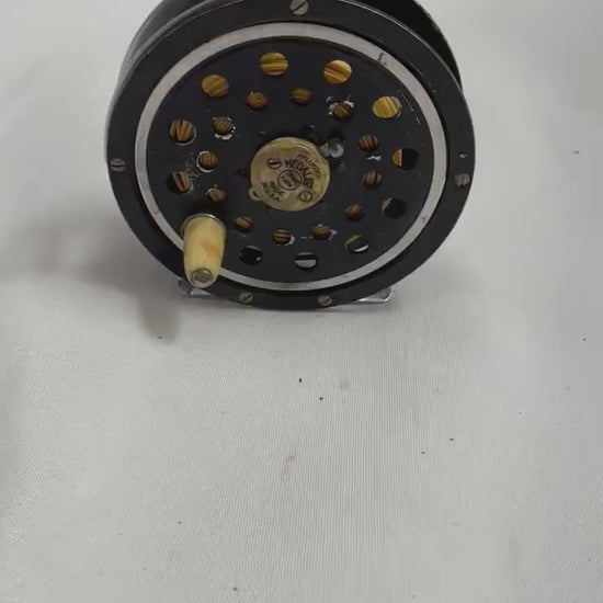 Vintage pflueger Medalist 1495 Fishing reel.