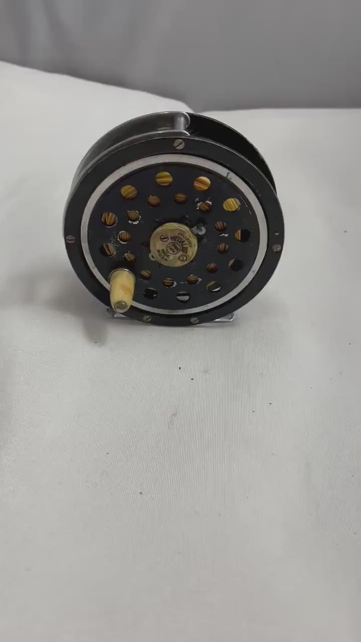 Vintage pflueger Medalist 1495 Fishing reel.